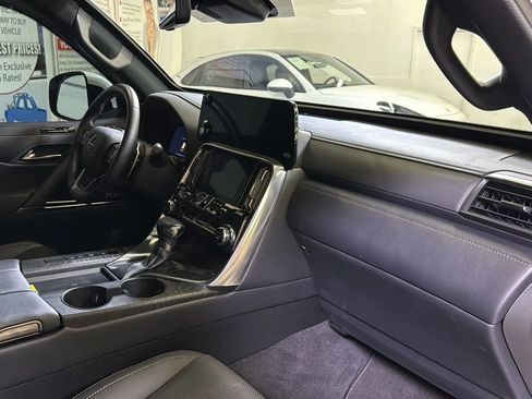 Used 2022 Lexus LX 600 4WD w/ Premium Package image 18