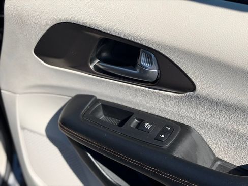 Used 2018 Chrysler Pacifica Touring-L Plus FWD image 21
