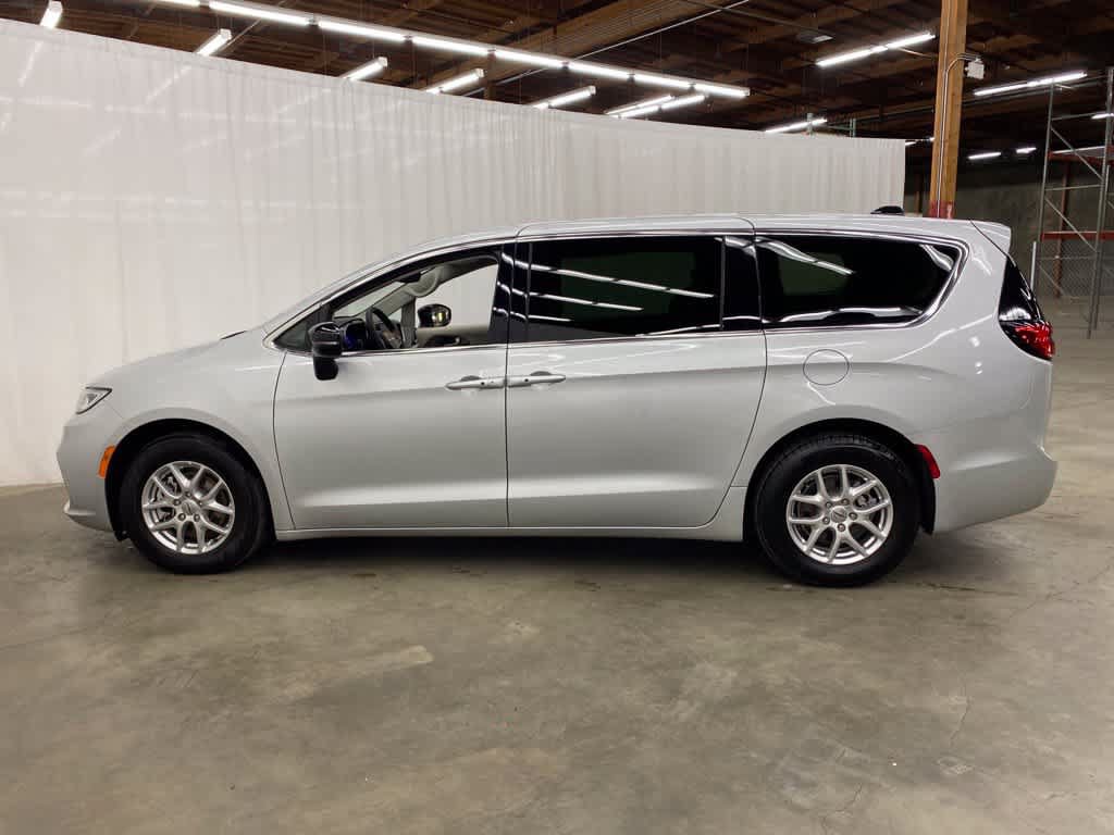 Used 2024 Chrysler Pacifica Touring-L FWD image 3