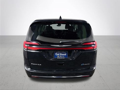 Used 2023 Chrysler Pacifica Touring-L FWD image 7