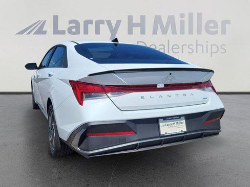 New 2025 Hyundai Elantra SEL image 3