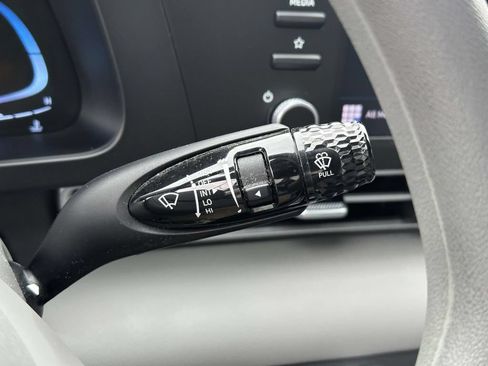 Used 2024 Hyundai Elantra SE FWD image 30