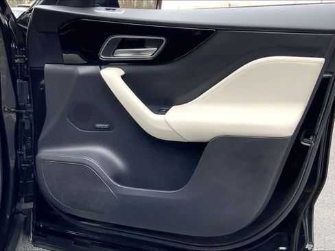 Used 2017 Jaguar F-PACE R-Sport image 21