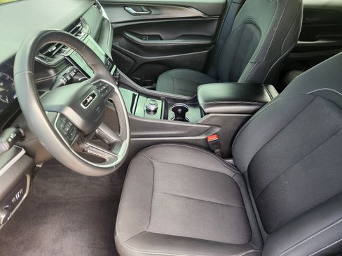 Used 2025 Jeep Grand Cherokee Laredo X RWD image 16