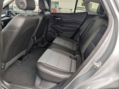 Used 2025 Chevrolet Trax LT w/ LT Convenience Package FWD image 22