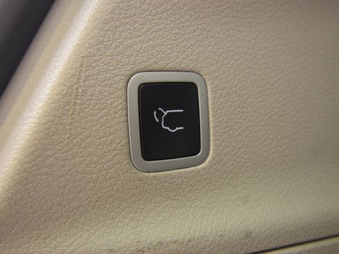 Used 2024 Chrysler Pacifica Touring-L image 28