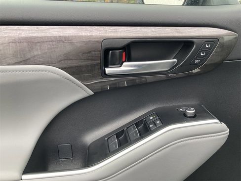 New 2026 Toyota Highlander Platinum image 14