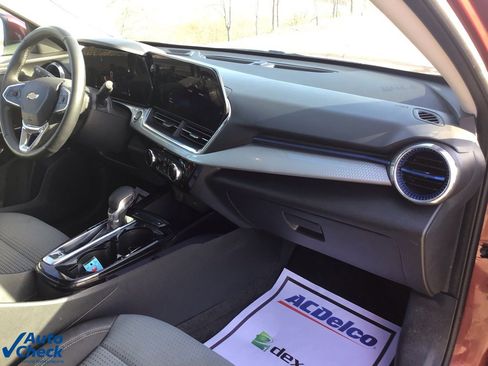 Used 2025 Chevrolet Trax LT w/ LT Convenience Package image 19