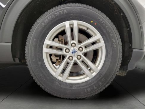 Used 2023 Ford Explorer XLT w/ Equipment Group 202A image 3