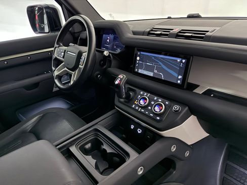 Used 2020 Land Rover Defender 110 First Edition image 27