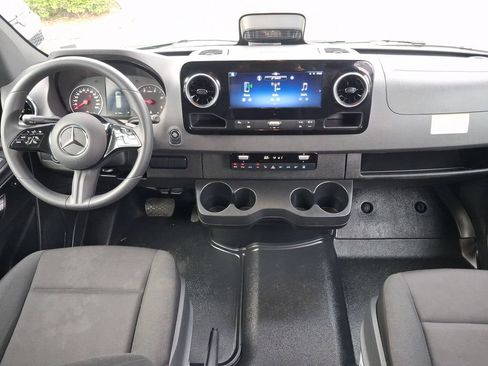 Used 2025 Mercedes-Benz Sprinter 2500 image 9
