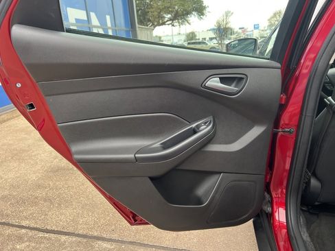 Used 2016 Ford Focus SE w/ SE Power Seat Package image 16