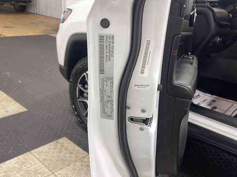 Used 2025 Jeep Compass Trailhawk AWD/4WD image 27