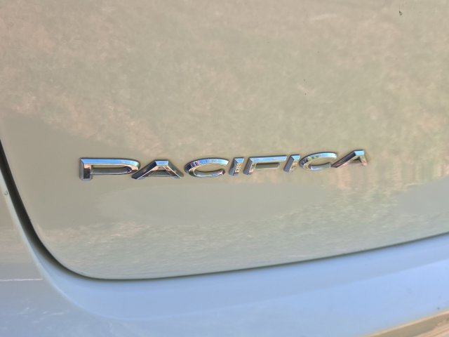 Used 2018 Chrysler Pacifica L FWD image 12