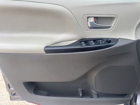 Used 2015 Toyota Sienna LE FWD image 32
