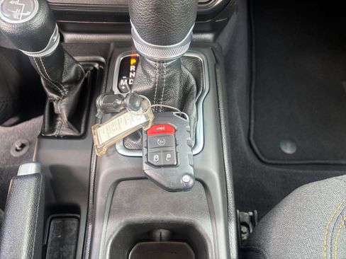 Used 2025 Jeep Wrangler Unlimited Sahara AWD/4WD image 21