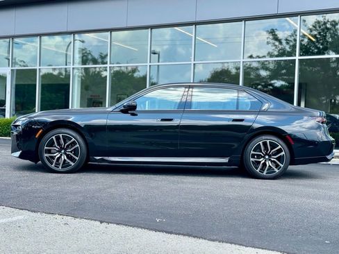 Used 2024 BMW 760i xDrive w/ Premium Package 2 image 3