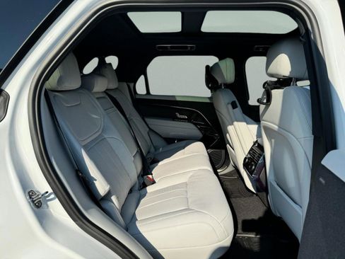 Used 2025 Land Rover Range Rover Sport SE image 9