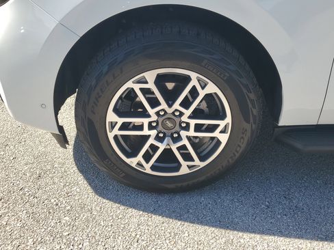 Certified 2025 Ford Expedition Active image 5