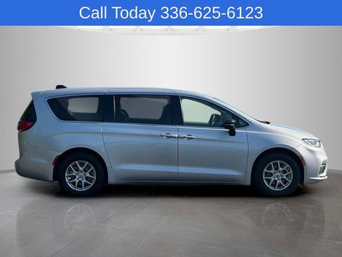 Used 2024 Chrysler Pacifica Touring-L FWD image 6
