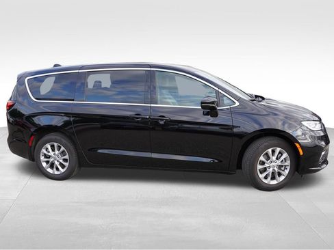 Used 2025 Chrysler Pacifica Select AWD/4WD image 2