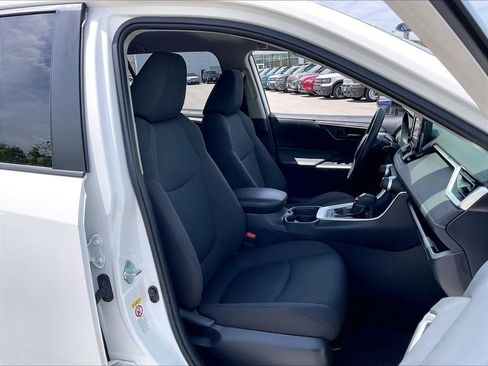 Used 2019 Toyota RAV4 LE AWD/4WD image 10
