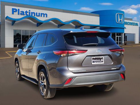 Used 2021 Toyota Highlander XLE image 5