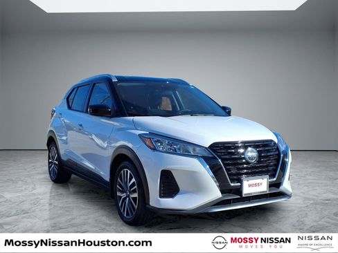 Used 2021 Nissan Kicks SV image 1