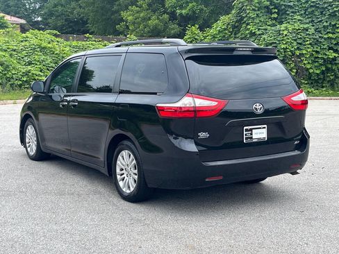 Used 2016 Toyota Sienna XLE FWD image 5