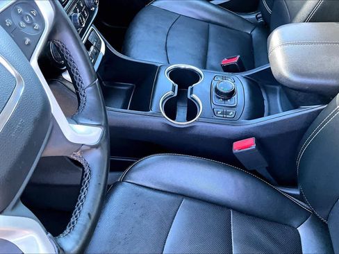 Used 2024 GMC Terrain SLT image 17