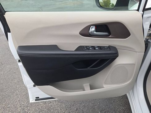 Certified 2023 Chrysler Voyager LX FWD image 23