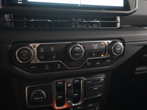 Used 2025 Jeep Wrangler Unlimited Sahara AWD/4WD image 21