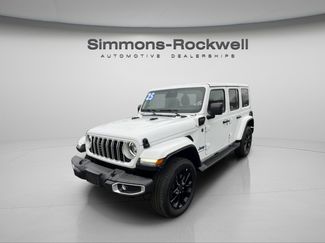 Used 2025 Jeep Wrangler Sahara video 1
