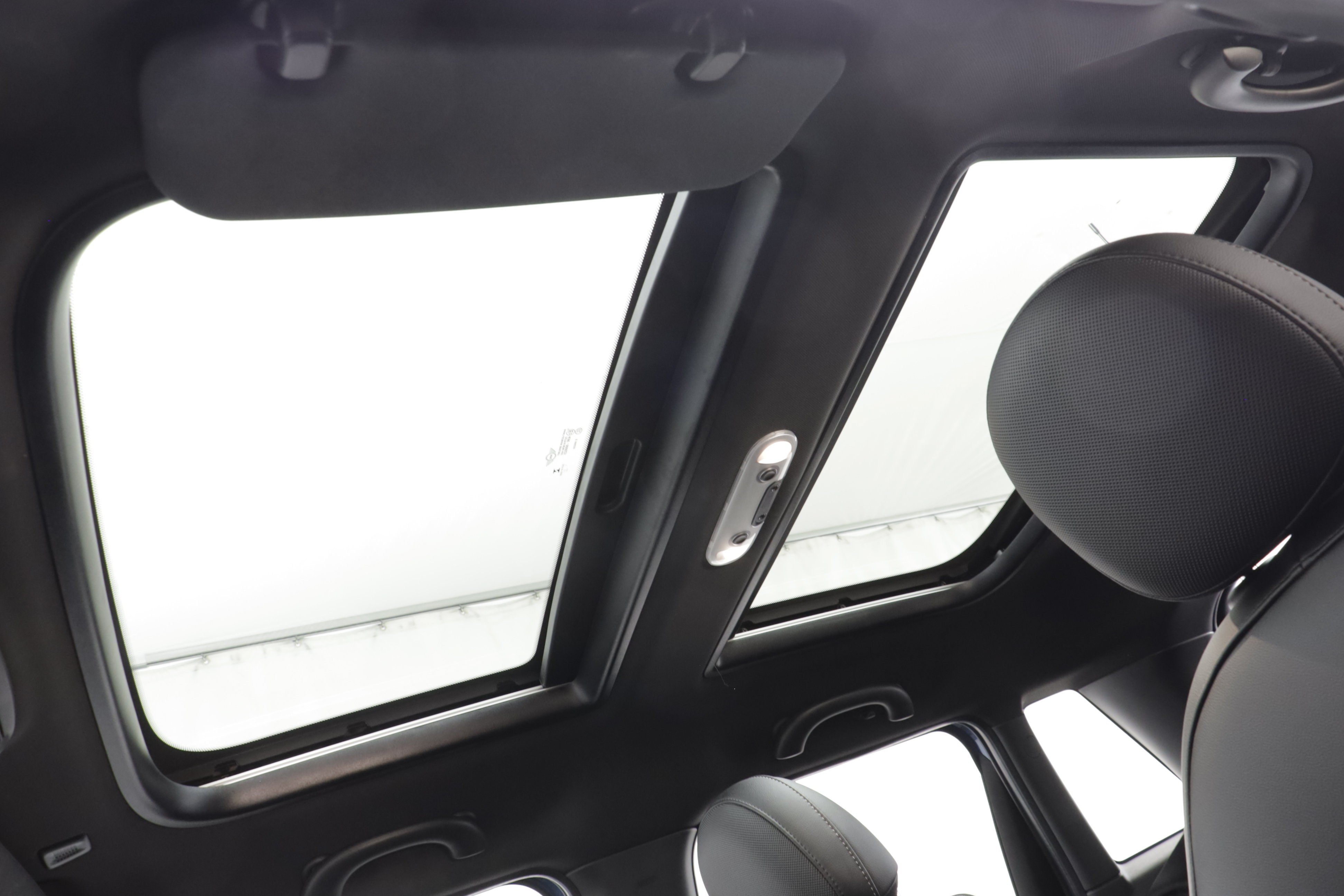 Used 2022 MINI Cooper 4-Door Hardtop FWD image 14
