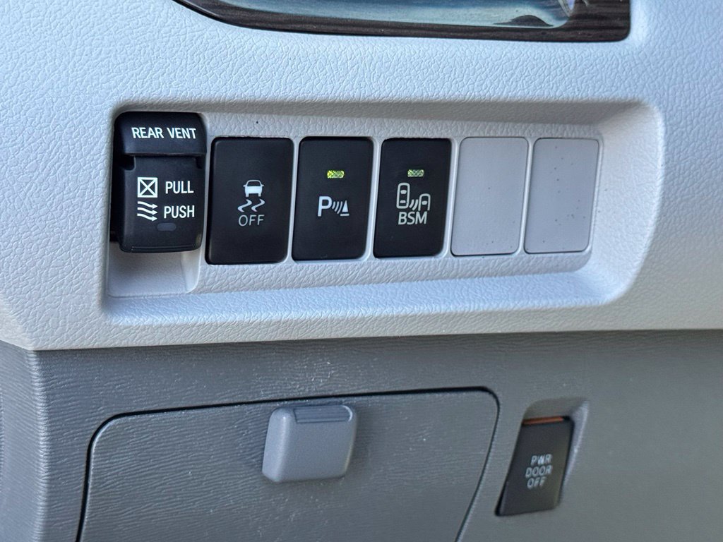 Used 2017 Toyota Sienna XLE Premium FWD image 22