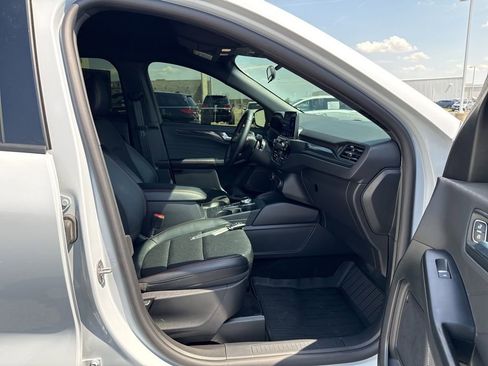 Used 2025 Ford Escape ST-Line w/ Cold Weather Package AWD/4WD image 39