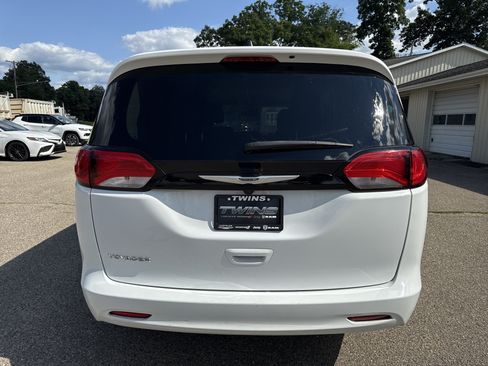 Used 2023 Chrysler Voyager LX FWD image 4