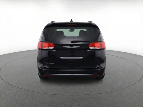 Used 2024 Chrysler Pacifica Touring-L image 7