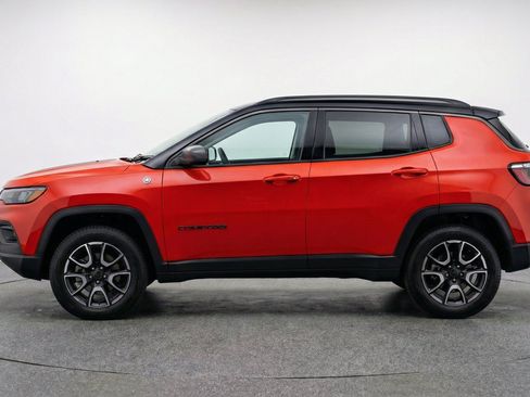 Used 2025 Jeep Compass Trailhawk AWD/4WD image 5