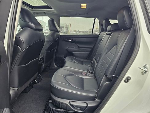 Used 2021 Toyota Highlander XLE image 17