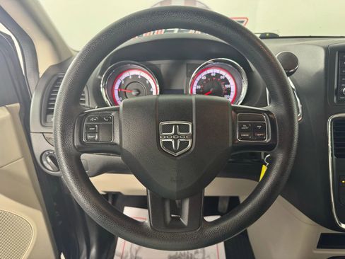 Used 2019 Dodge Grand Caravan SE w/ UConnect Hands-Free Group image 13