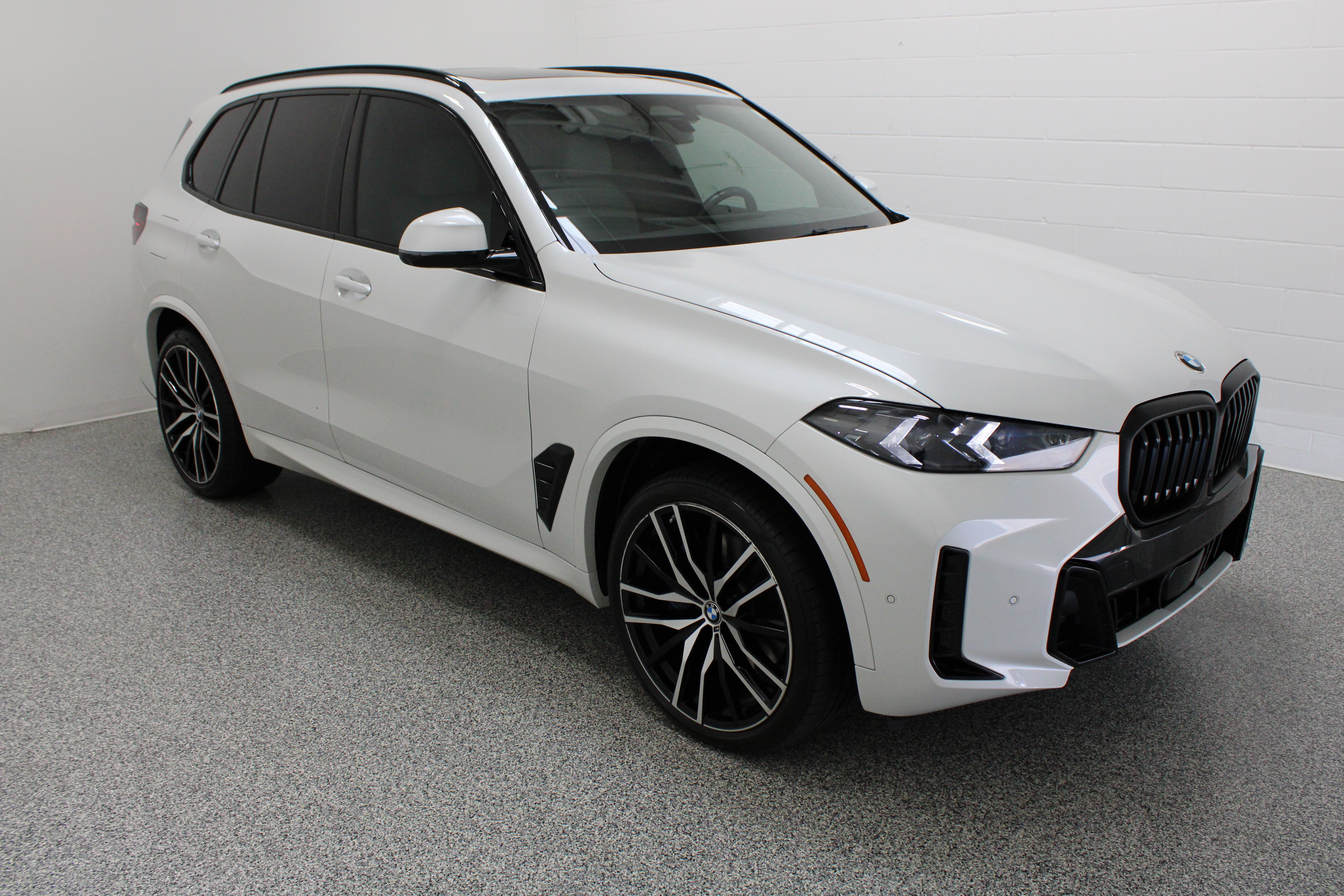 Used 2025 BMW X5 xDrive40i w/ M Sport Package AWD/4WD image 4