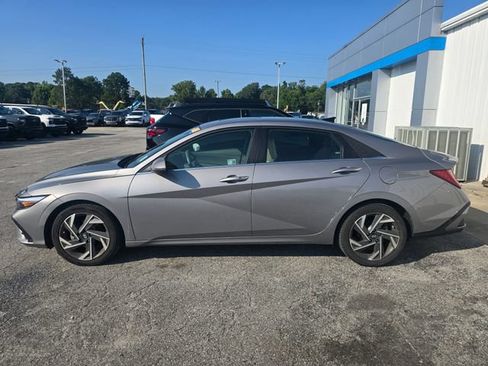 Used 2025 Hyundai Elantra SEL FWD image 3