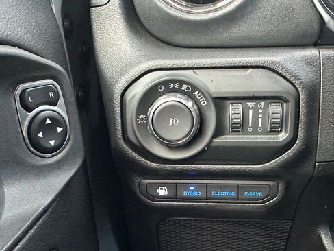 Used 2022 Jeep Wrangler Unlimited Sahara image 19