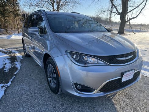 Used 2020 Chrysler Pacifica Touring-L Plus image 7