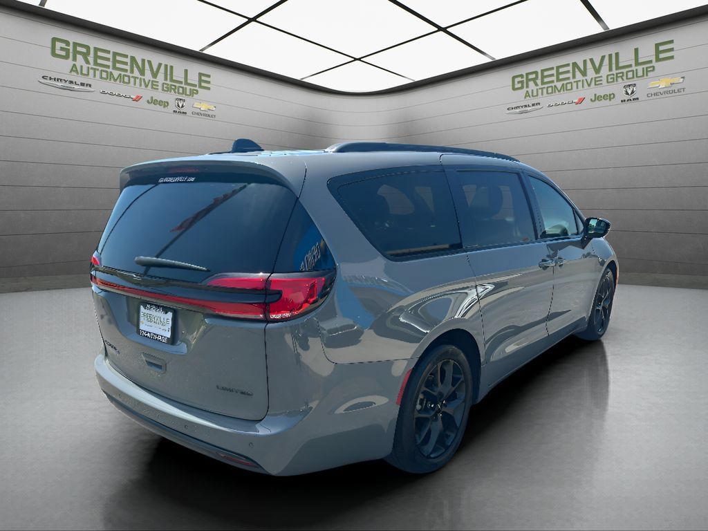Used 2025 Chrysler Pacifica Limited FWD image 11