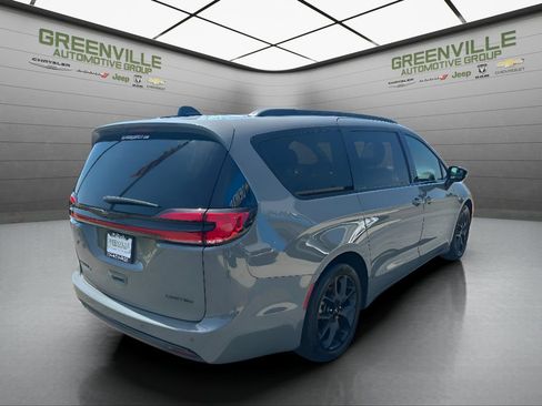 Used 2025 Chrysler Pacifica Limited FWD image 11