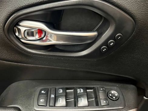 Used 2019 Jeep Cherokee Limited AWD/4WD image 36