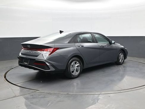 Used 2024 Hyundai Elantra SE FWD image 5