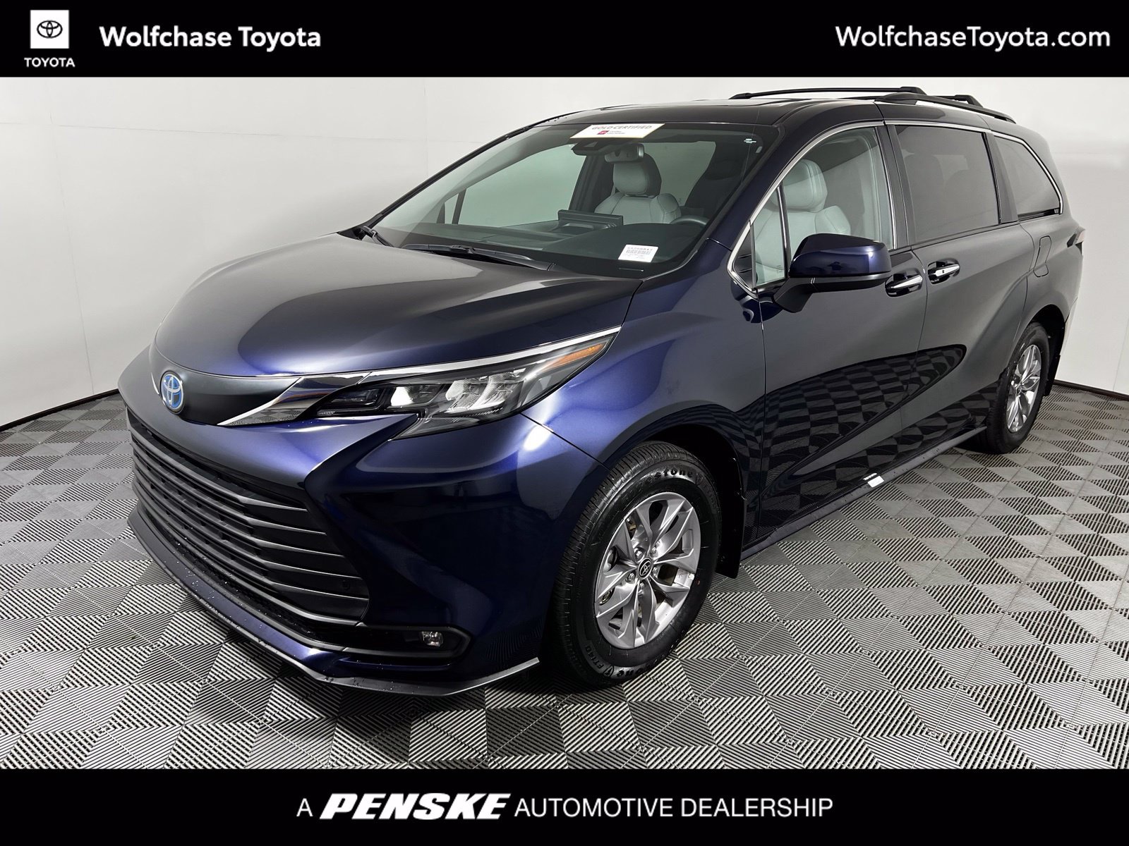 Certified 2025 Toyota Sienna XLE FWD image 1